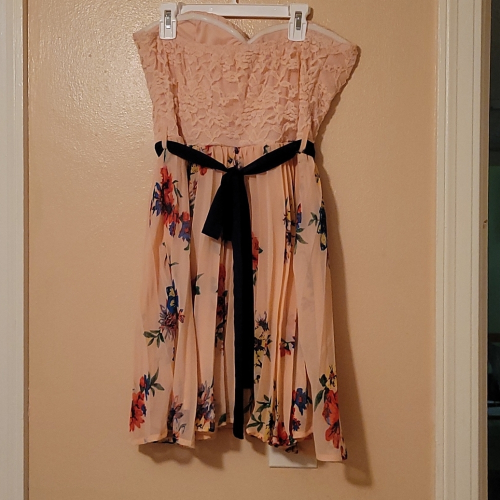 Dress - Picture 2 of 2